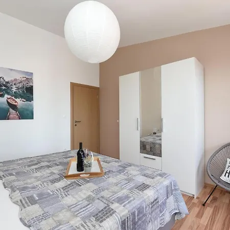 Appartement Beautiful In Gradac W/ 3 Bedrooms *